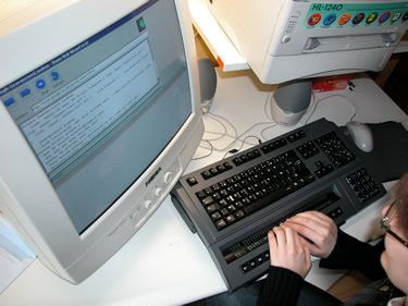 foto van een toetsenbord met brailleregel